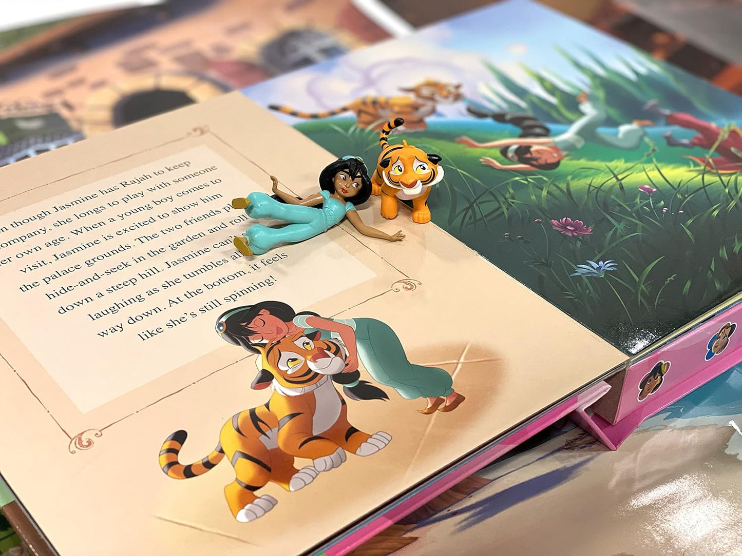 Disney Princess Beginnings My Busy Books - Storybook, 10 figurines, playmat