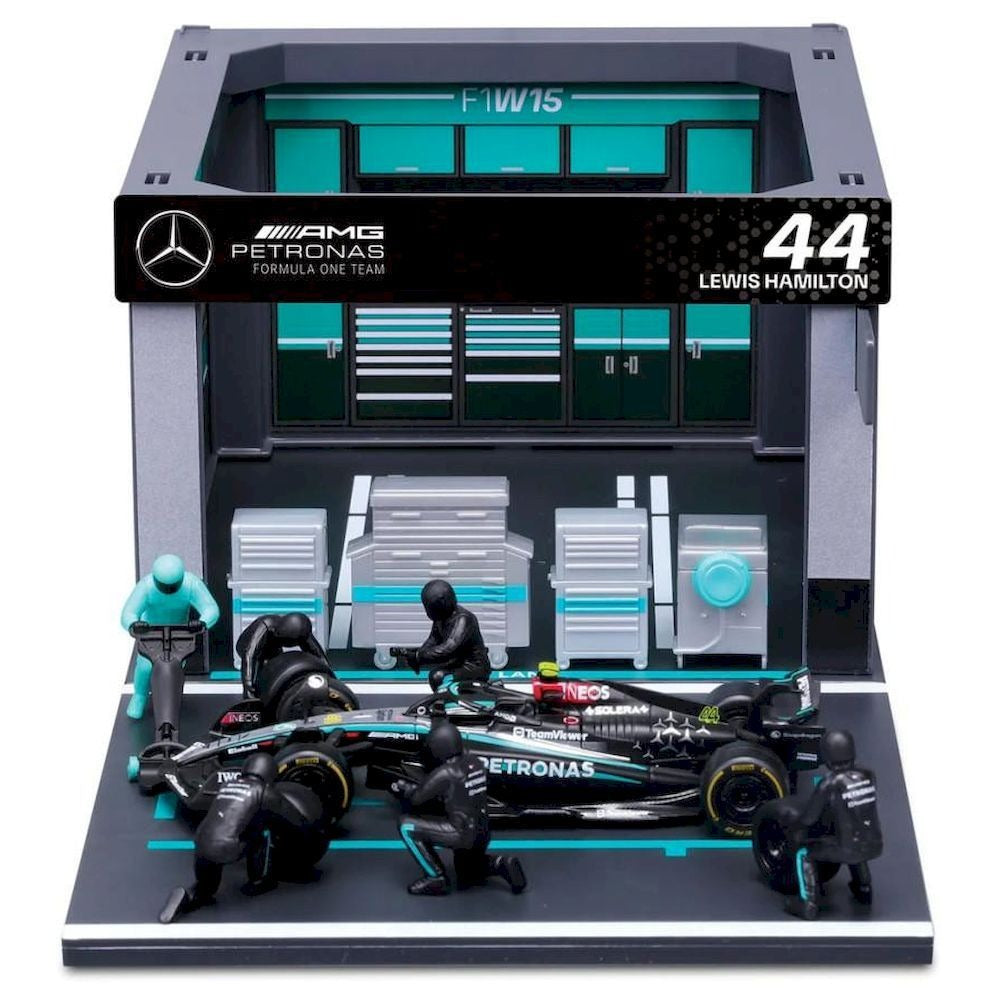 1:43 Mercedes-AMG Petronas F1 W15 Pit Pass Diorama – Lewis Hamilton #44